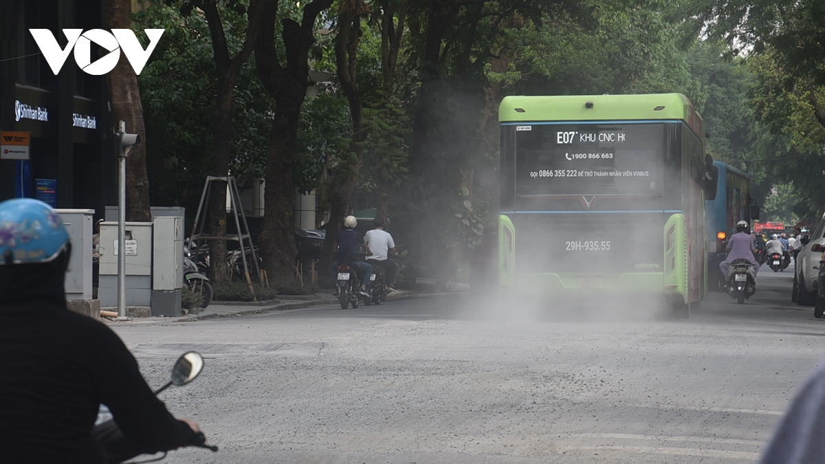 pho phuong trung tam ha noi bui mu, mat duong nham nho sau thi cong chong ngap hinh anh 3