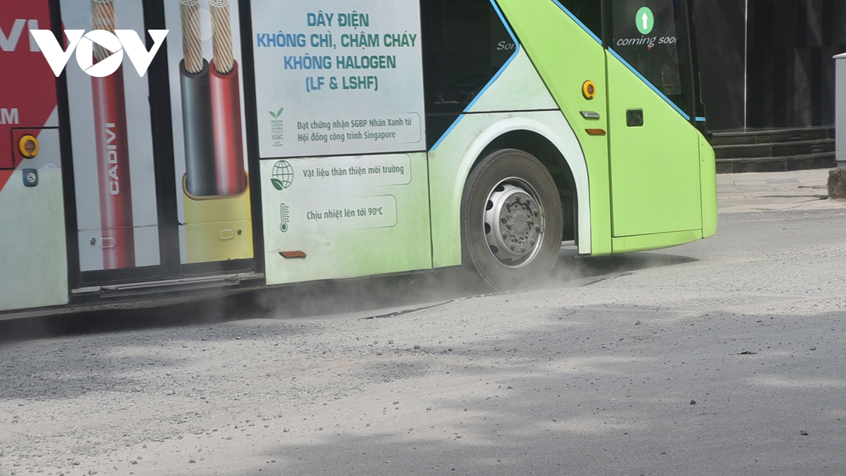 pho phuong trung tam ha noi bui mu, mat duong nham nho sau thi cong chong ngap hinh anh 4