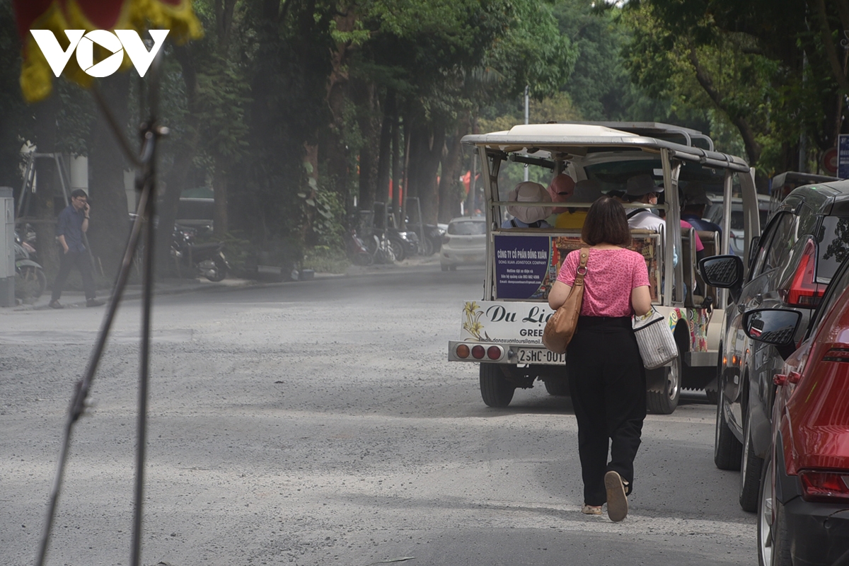 pho phuong trung tam ha noi bui mu, mat duong nham nho sau thi cong chong ngap hinh anh 5