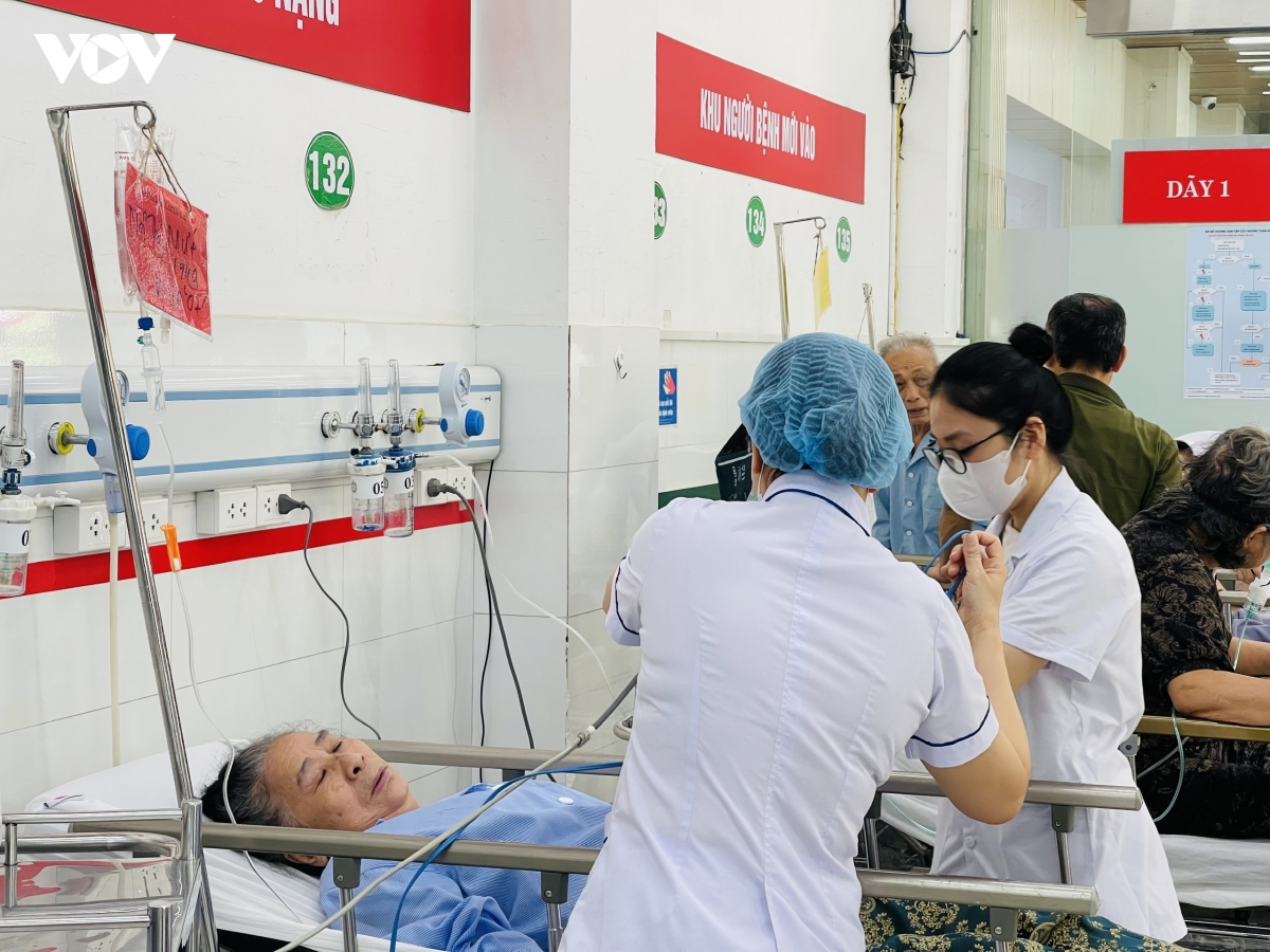 nang nong gay gat, benh nhan nhap trung tam cap cuu a9 tang cao hinh anh 5