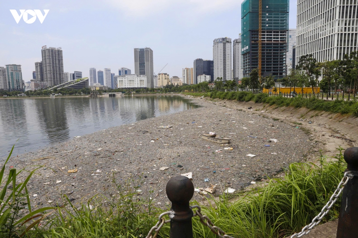ca chet noi trang mat ho o cau giay, boc mui nong nac duoi nang nhu do lua hinh anh 1