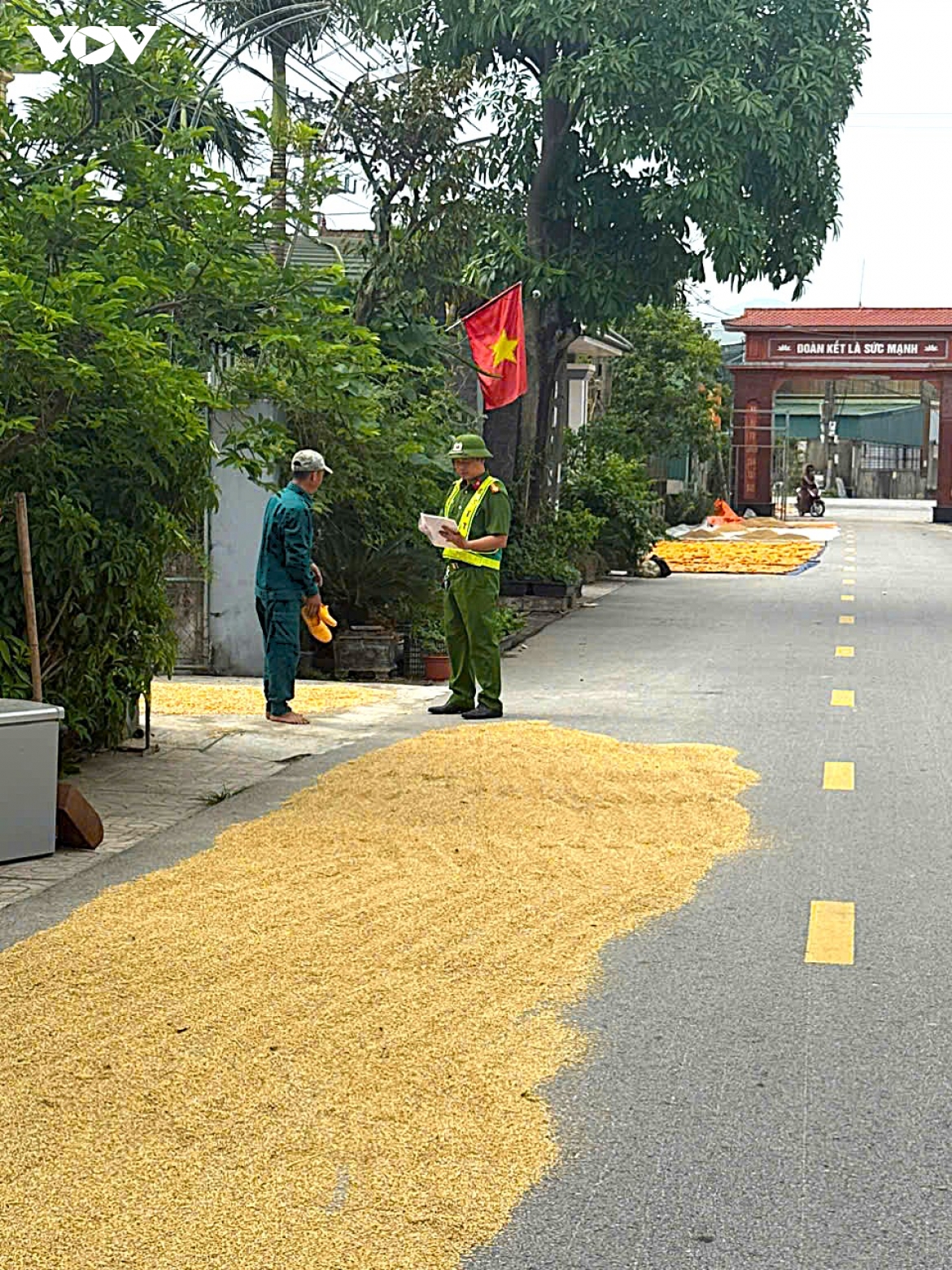 phoi thoc lua tran lan tren duong o nghe an, ha tinh tiem an nguy co tai nan giao thong hinh anh 5