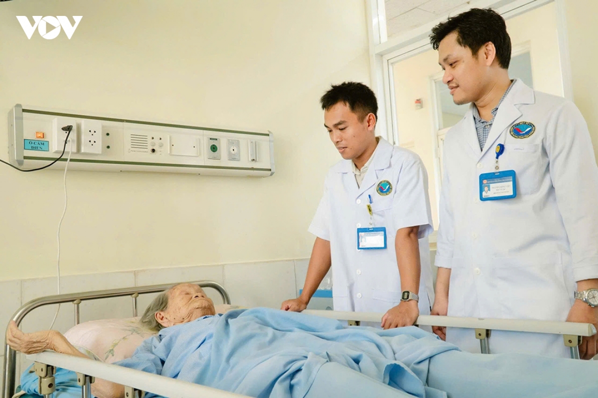 thay khop hang thanh cong cho cu ba 105 tuoi hinh anh 1