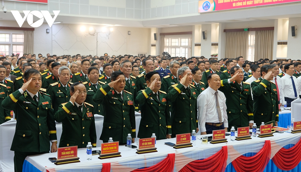 bo chi huy quan su tp Da nang don nhan huan chuong quan cong hang nhat hinh anh 1