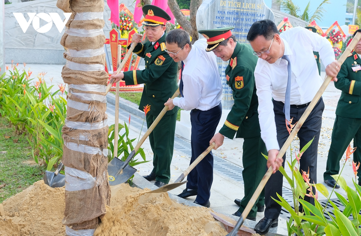 Da nang khanh thanh khu di tich Doi du kich vu hung hinh anh 4