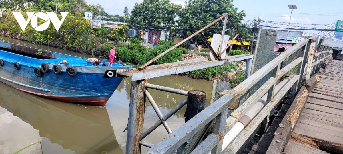 nguoi dan thap thom lo tai nan vi cau, duong xuong cap o vung Dong thap muoi hinh anh 3