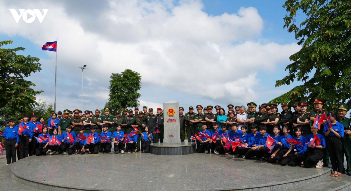 giao luu si quan tre viet - lao - campuchia tang cuong doan ket huu nghi ba nuoc hinh anh 1