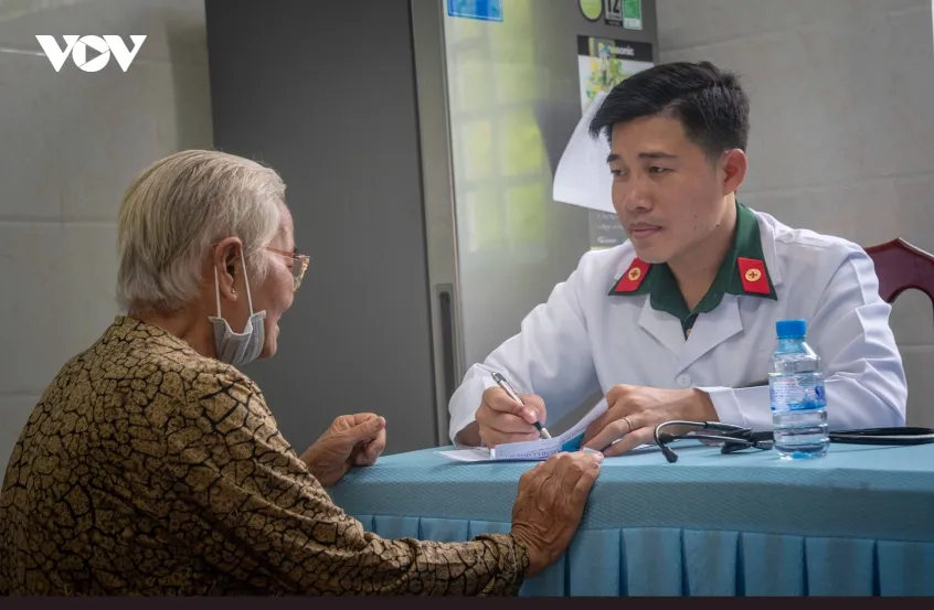 hon 300 nguoi dan an giang duoc kham benh, nhan qua ho tro hinh anh 1