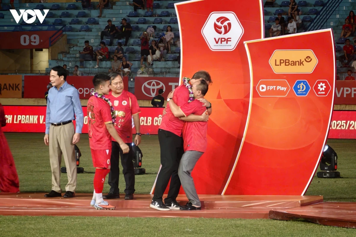 cahn danh bai tp.hcm trong ngay nang cao cup vo dich lpbank v.league 1 - 2025 26 hinh anh 12