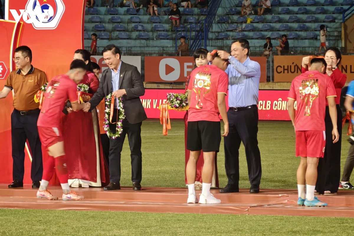 cahn danh bai tp.hcm trong ngay nang cao cup vo dich lpbank v.league 1 - 2025 26 hinh anh 11