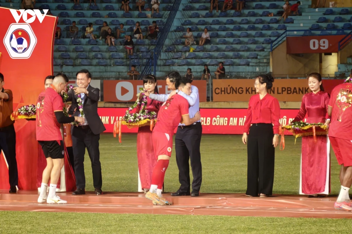 cahn danh bai tp.hcm trong ngay nang cao cup vo dich lpbank v.league 1 - 2025 26 hinh anh 10