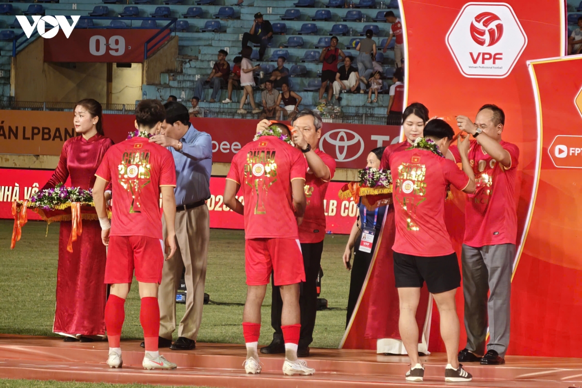 cahn danh bai tp.hcm trong ngay nang cao cup vo dich lpbank v.league 1 - 2025 26 hinh anh 9