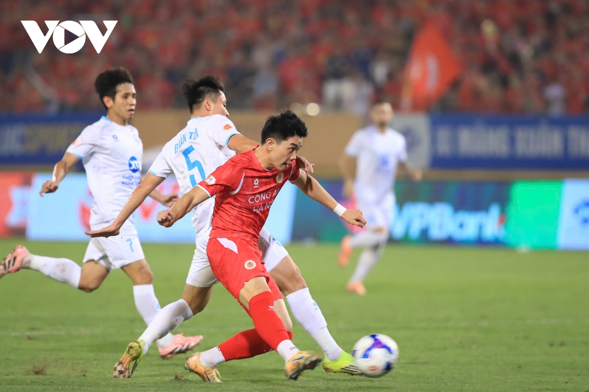 vuot qua nam Dinh, cahn tien sat ngoi vo dich nho cu dup cua Dinh bac hinh anh 3