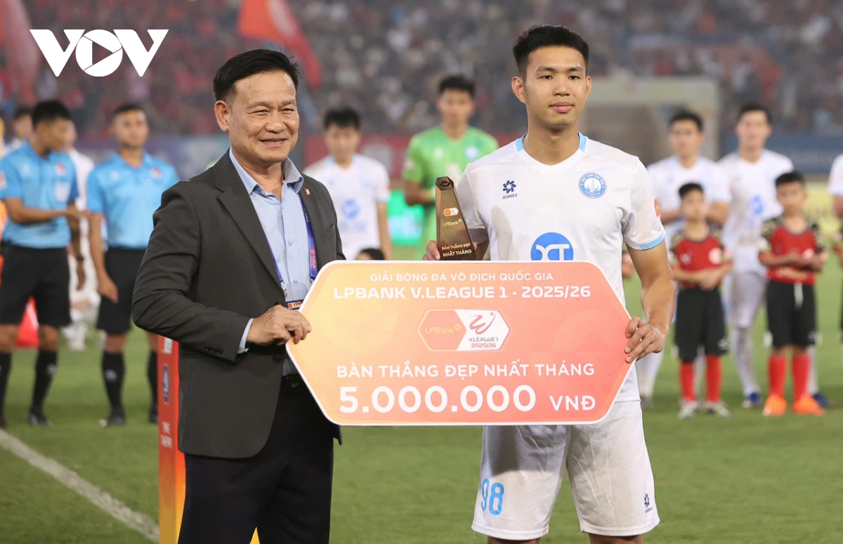 vuot qua nam Dinh, cahn tien sat ngoi vo dich nho cu dup cua Dinh bac hinh anh 1