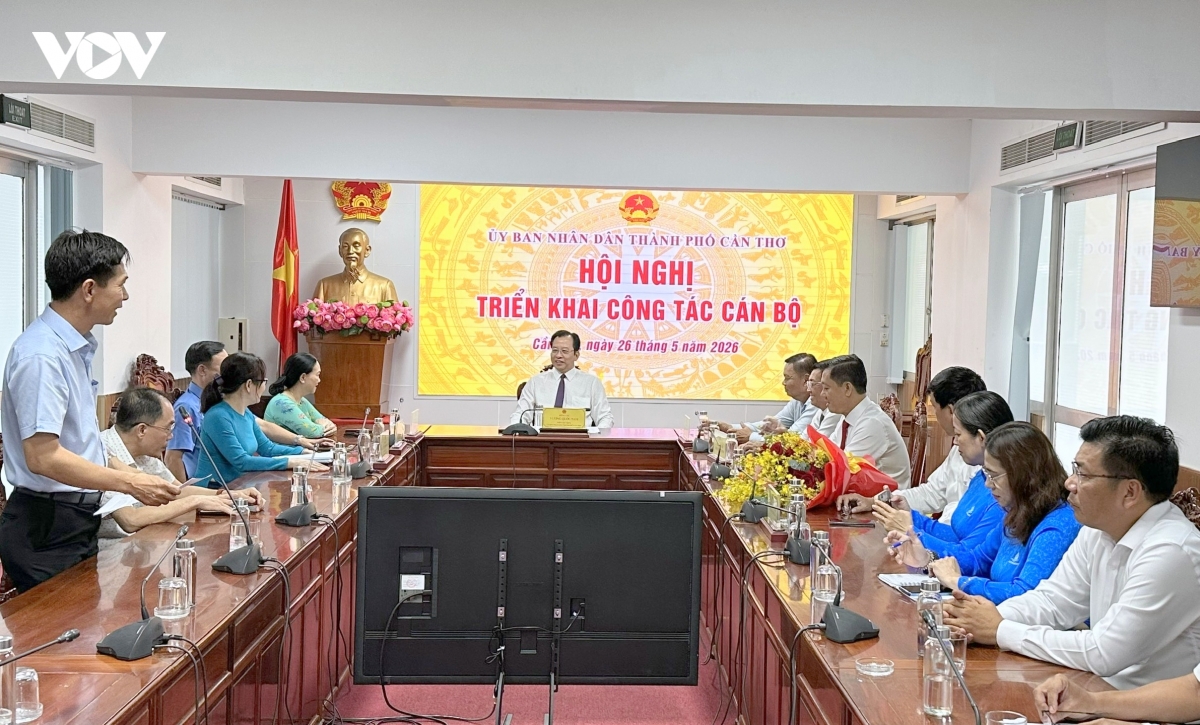 can tho trao quyet dinh ve cong tac can bo hinh anh 1