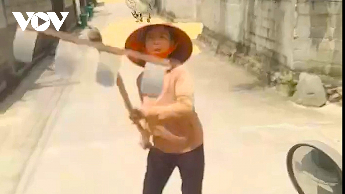 cong an da lam viec voi nguoi phu nu dung cao phoi lua dam vao cabin xe tai hinh anh 1
