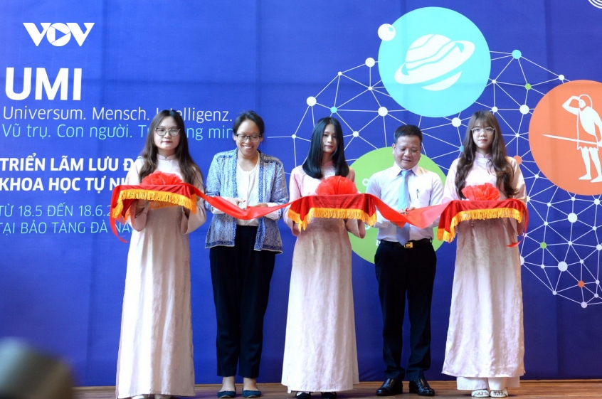 trien lam vu tru - con nguoi - tri thong minh tai bao tang Da nang hinh anh 1