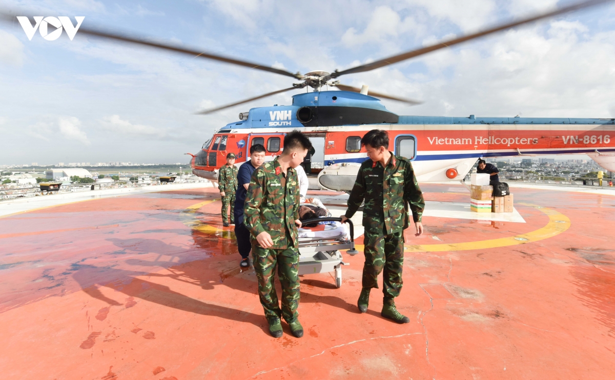 truc thang bay xuyen dem cap cuu 2 benh nhan tu truong sa ve dat lien hinh anh 2
