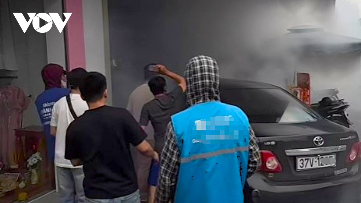 nguoi dan pha cua o to boc khoi, kip thoi cuu tai xe mac ket hinh anh 1