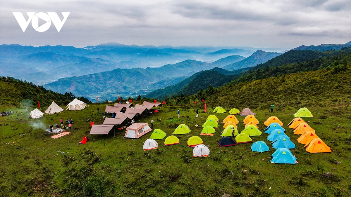 du lich quang ninh chinh phuc dinh cao xiem hung vi hinh anh 1