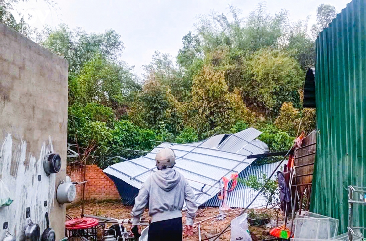 lam Dong mua lon, loc xoay gay thiet hai nang, mot be gai bi nuoc cuon mat tich hinh anh 4