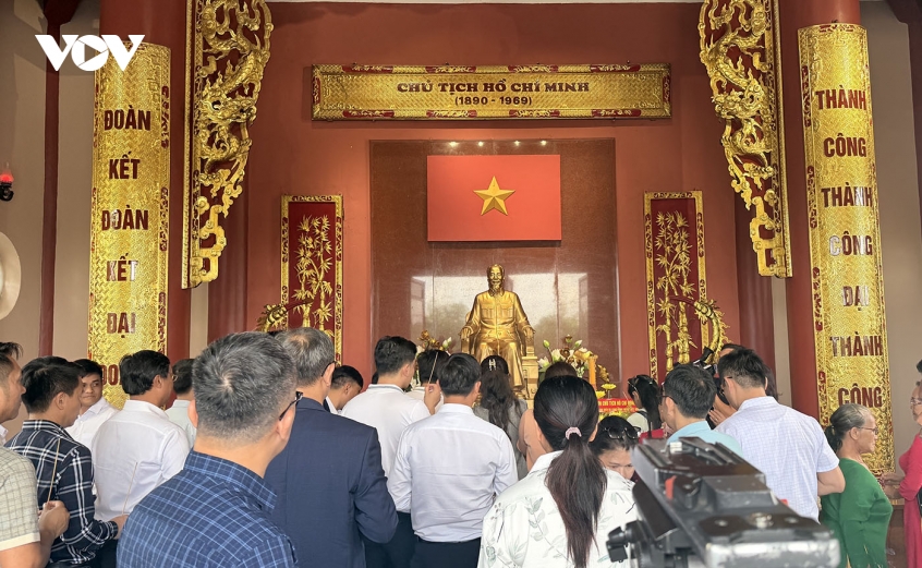 dang huong ky niem 136 nam ngay sinh chu tich ho chi minh tai lao hinh anh 1