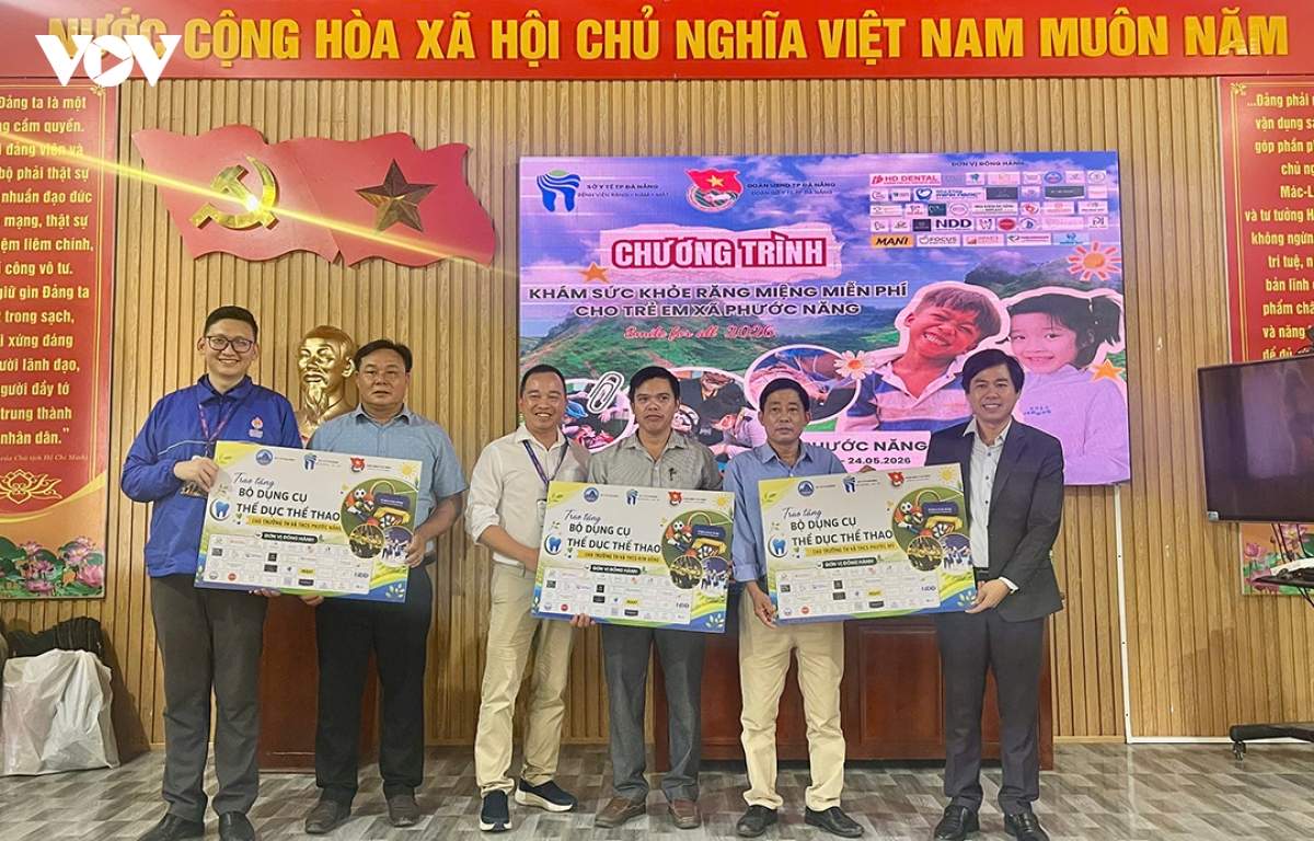 kham suc khoe rang mieng mien phi cho hoc sinh tai xa mien nui Da nang hinh anh 4