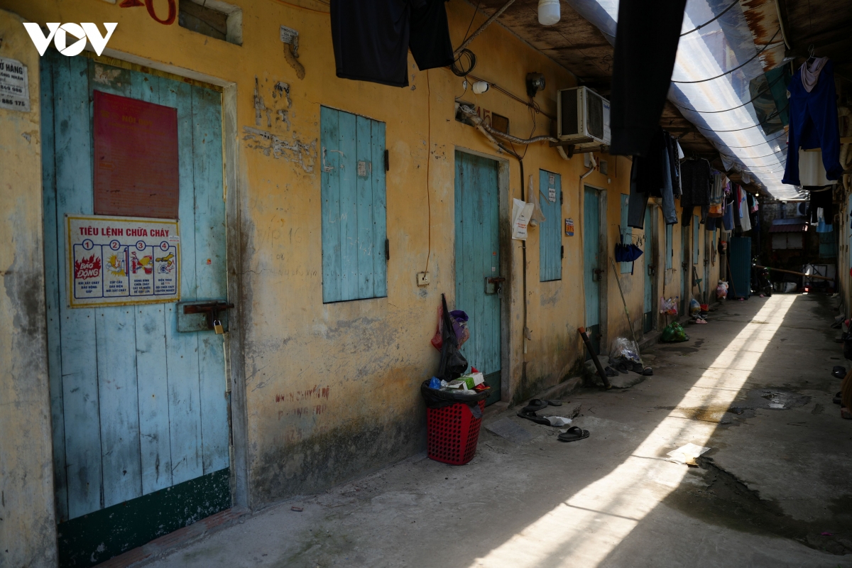 dan xom tro cong nhan giua chao lua ha noi trang dem vi nang nong hinh anh 7