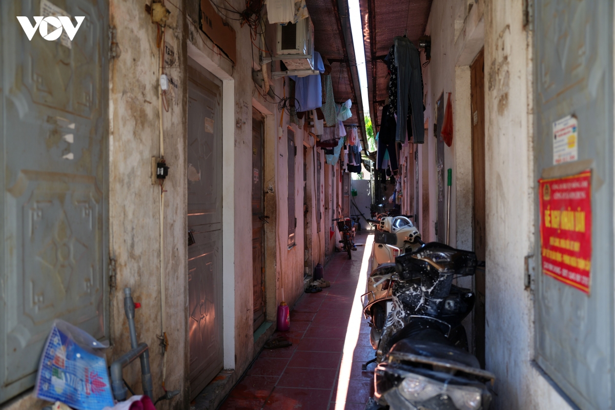 dan xom tro cong nhan giua chao lua ha noi trang dem vi nang nong hinh anh 16