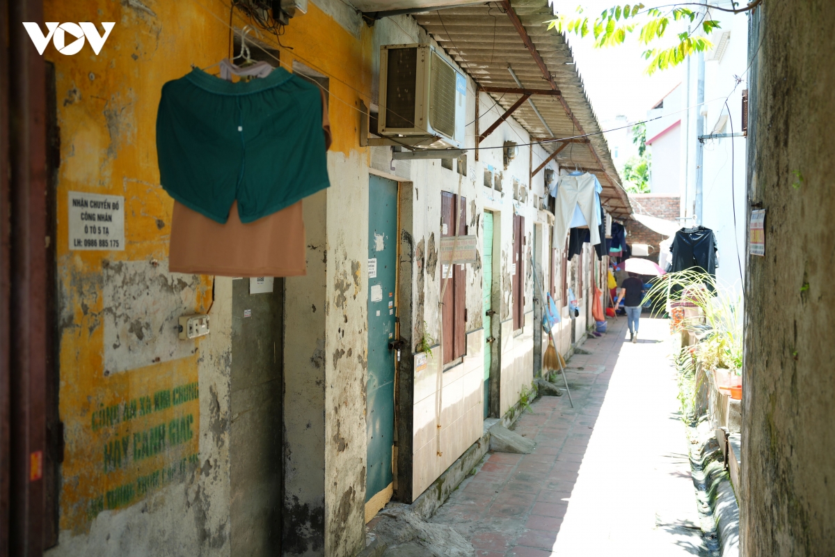 dan xom tro cong nhan giua chao lua ha noi trang dem vi nang nong hinh anh 15