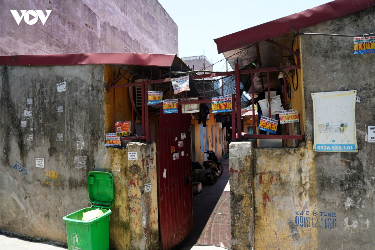 dan xom tro cong nhan giua chao lua ha noi trang dem vi nang nong hinh anh 3