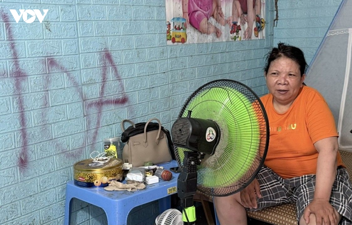 dan xom tro cong nhan giua chao lua ha noi trang dem vi nang nong hinh anh 10