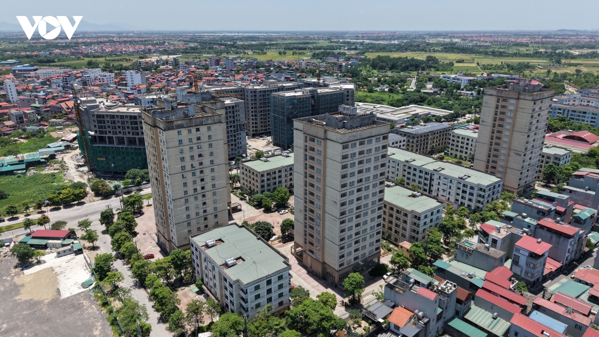 dan xom tro cong nhan giua chao lua ha noi trang dem vi nang nong hinh anh 2