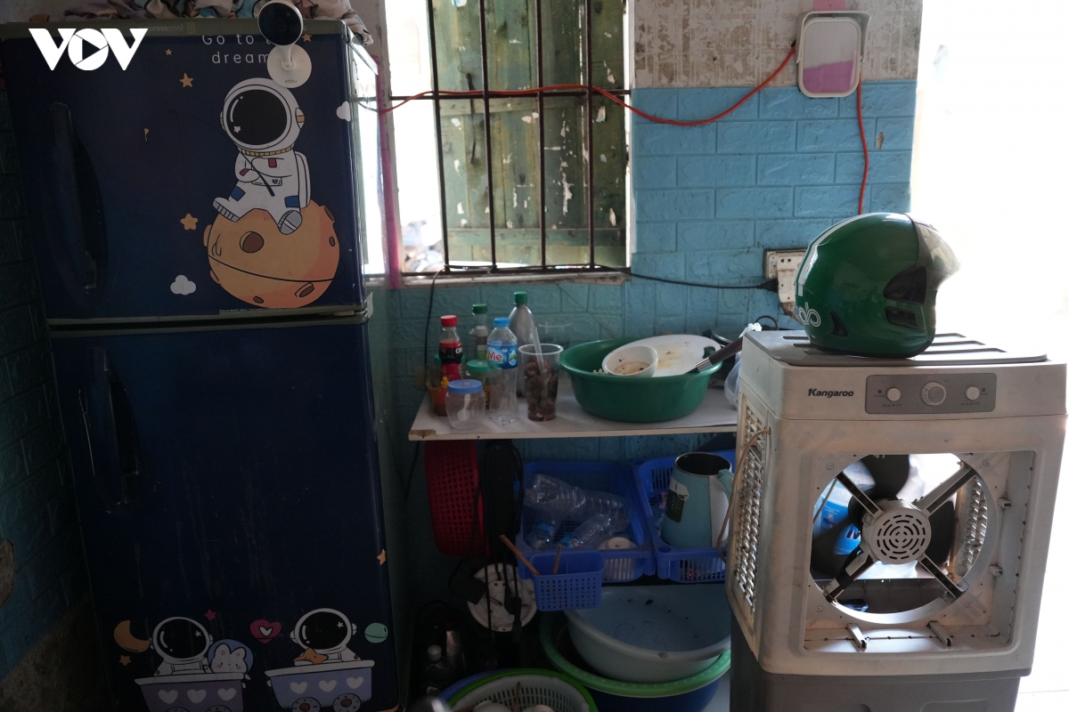 dan xom tro cong nhan giua chao lua ha noi trang dem vi nang nong hinh anh 5