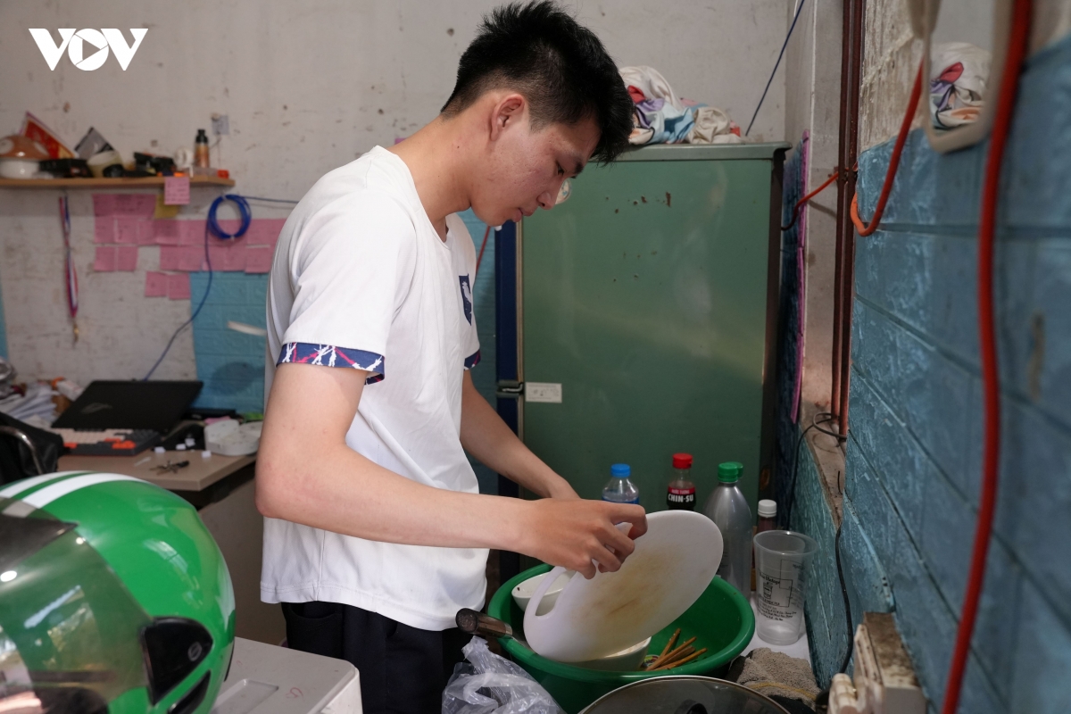 dan xom tro cong nhan giua chao lua ha noi trang dem vi nang nong hinh anh 4