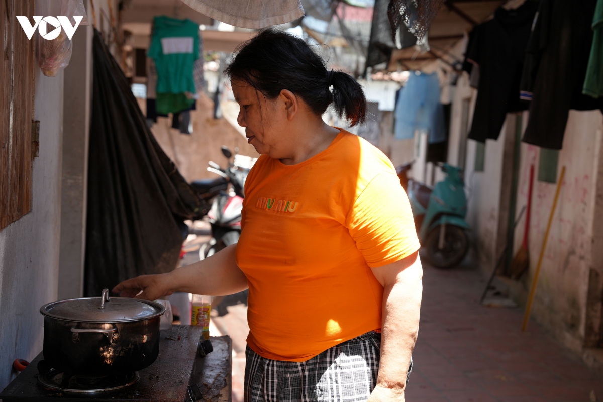 dan xom tro cong nhan giua chao lua ha noi trang dem vi nang nong hinh anh 9