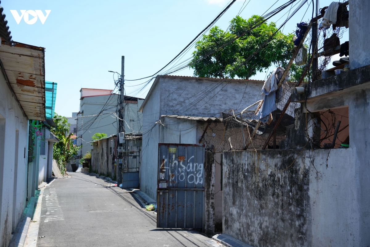 dan xom tro cong nhan giua chao lua ha noi trang dem vi nang nong hinh anh 14