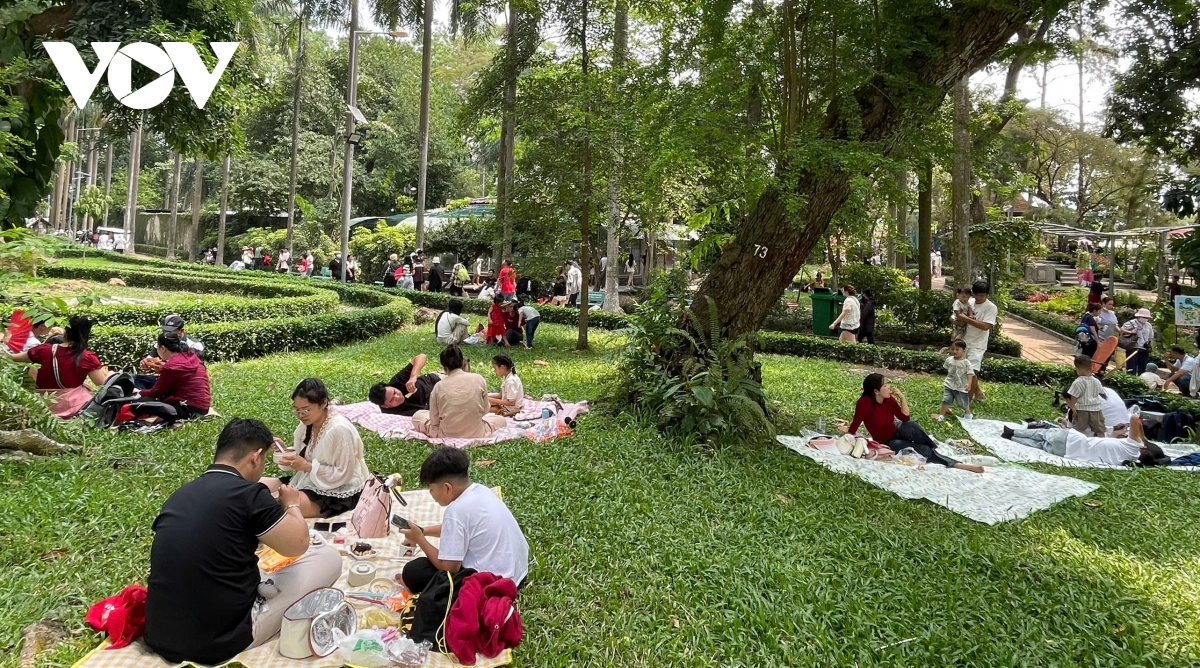 nguoi dan do ve cong vien, cam trai giua long thanh pho hinh anh 3