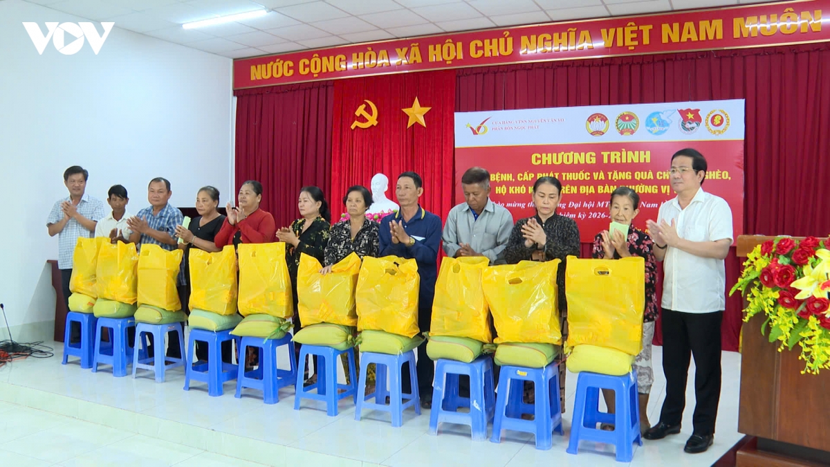kham benh, tang qua cho 200 ho ngheo, ho co hoan canh kho khan tai can tho hinh anh 2