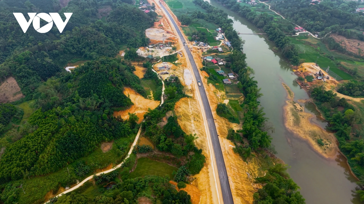 2.000 nguoi khong nghi le, an ngu tren cong truong cao toc Dong Dang tra linh hinh anh 13