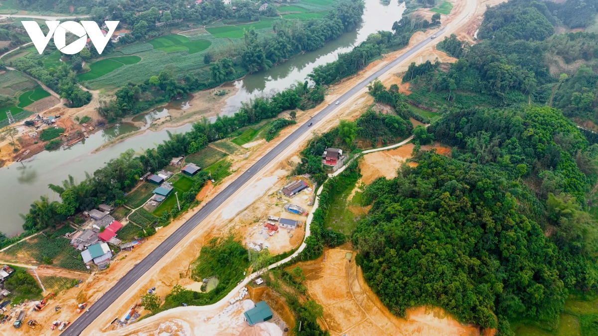 2.000 nguoi khong nghi le, an ngu tren cong truong cao toc Dong Dang tra linh hinh anh 19
