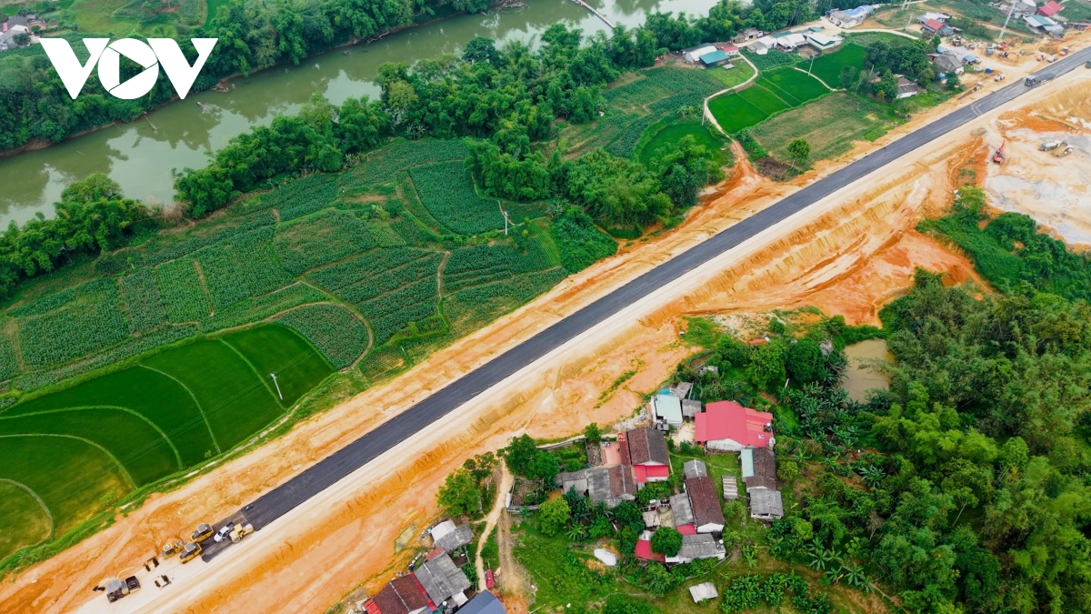 2.000 nguoi khong nghi le, an ngu tren cong truong cao toc Dong Dang tra linh hinh anh 1