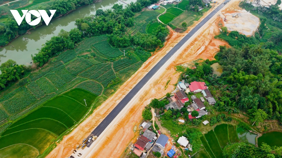 2.000 nguoi khong nghi le, an ngu tren cong truong cao toc Dong Dang tra linh hinh anh 2