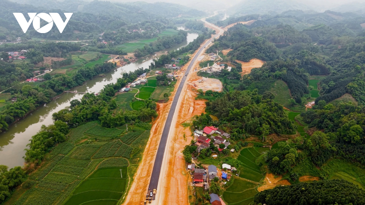 2.000 nguoi khong nghi le, an ngu tren cong truong cao toc Dong Dang tra linh hinh anh 3