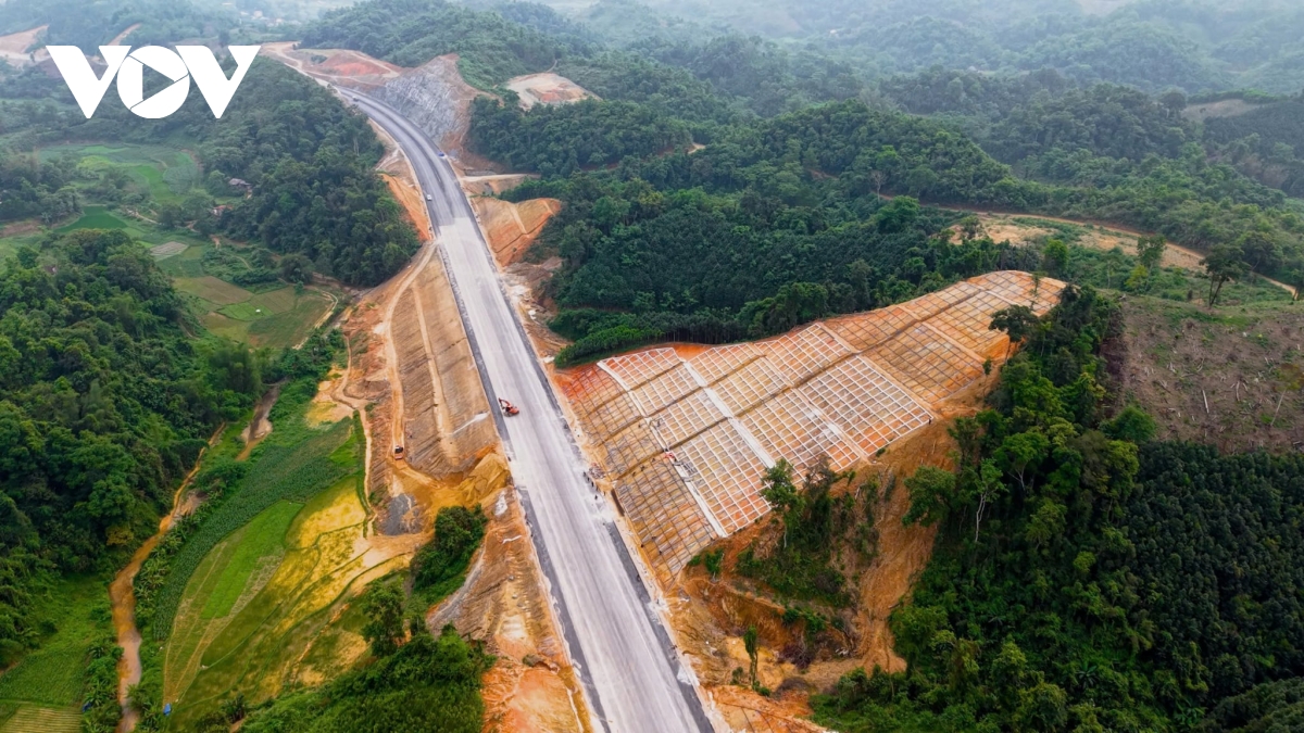 2.000 nguoi khong nghi le, an ngu tren cong truong cao toc Dong Dang tra linh hinh anh 12
