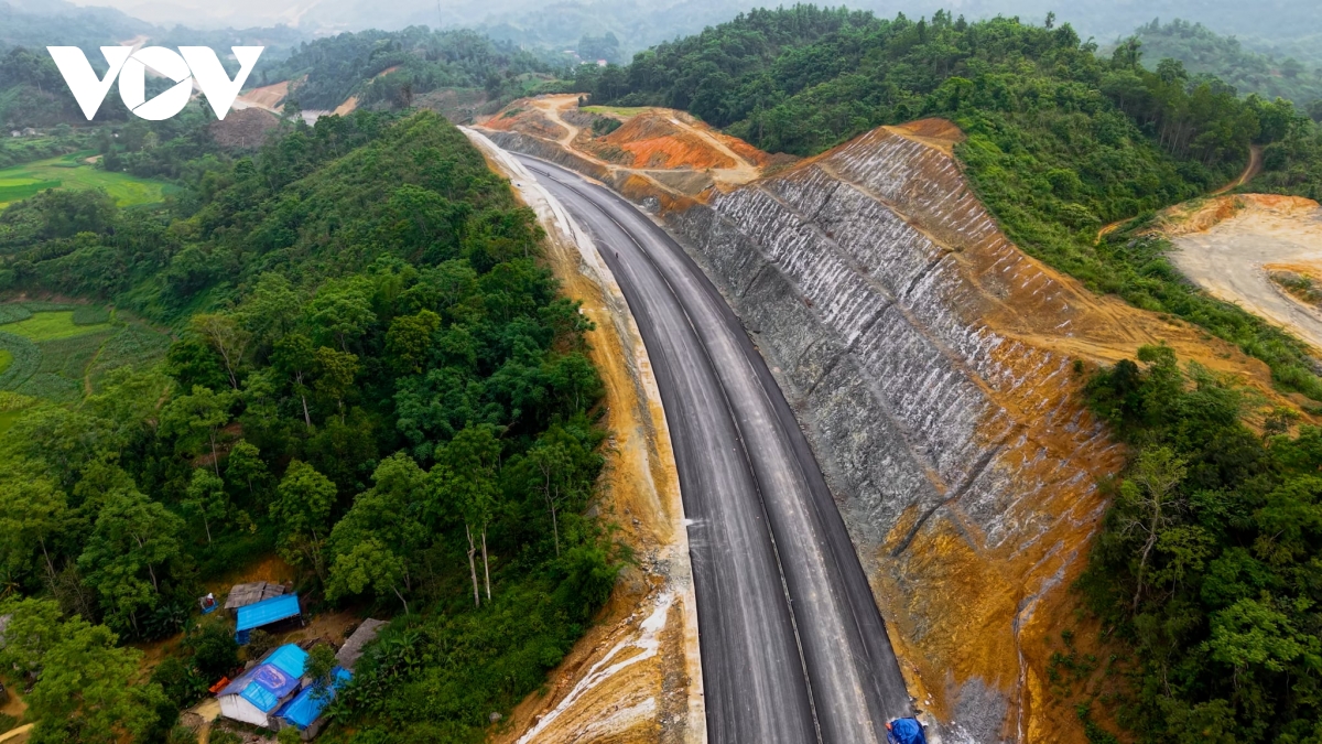 2.000 nguoi khong nghi le, an ngu tren cong truong cao toc Dong Dang tra linh hinh anh 9