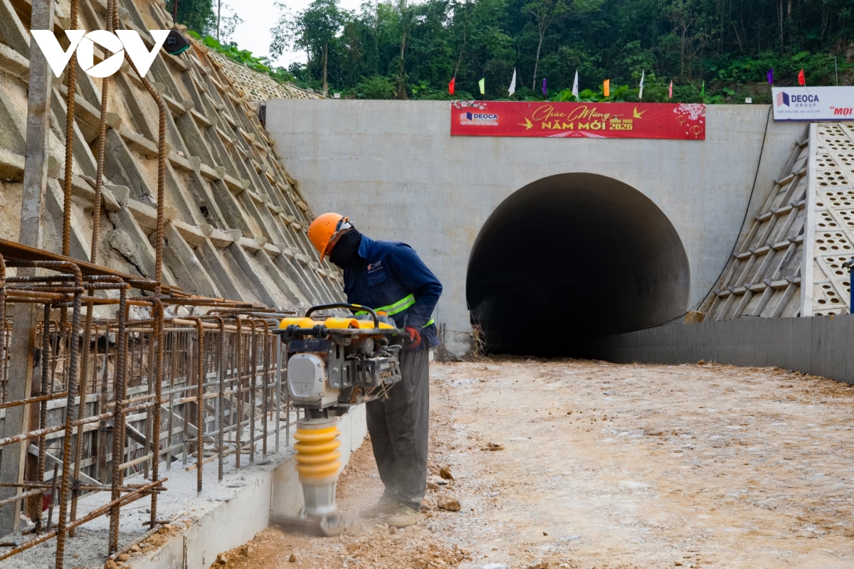 2.000 nguoi khong nghi le, an ngu tren cong truong cao toc Dong Dang tra linh hinh anh 6