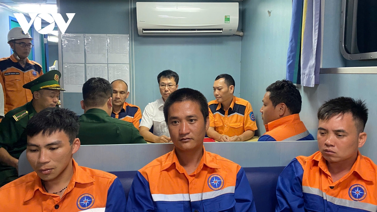 cuu 4 ngu dan thoat chet giua bien khi tau ca chim gan dao long chau hinh anh 3