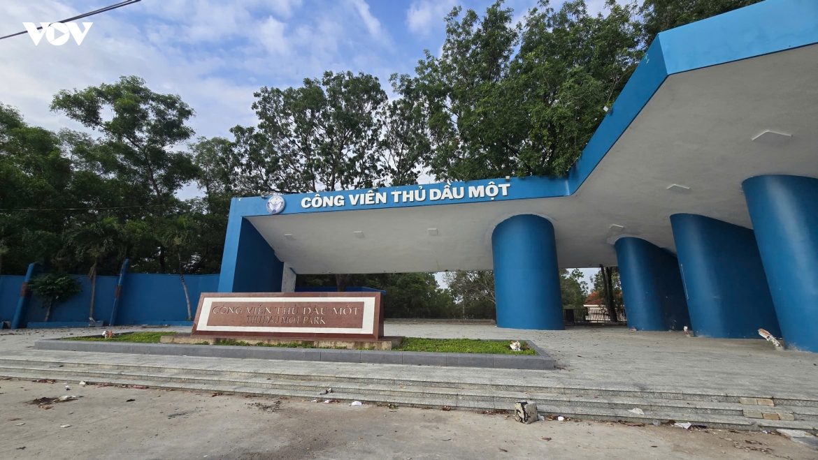 chua nghiem thu, cong vien thu dau mot da xuat hien nut, sat lo bo ho hinh anh 1