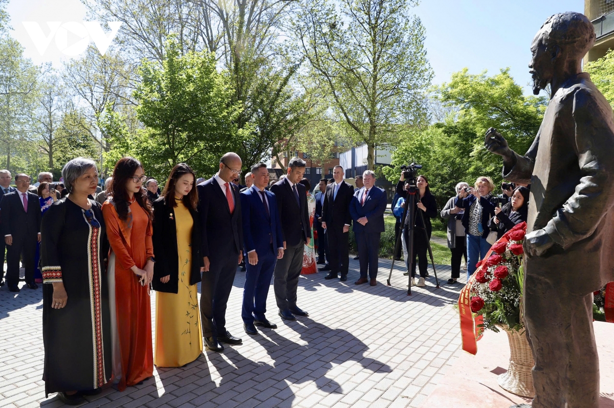 ky niem 136 nam ngay sinh chu tich ho chi minh tai hungary hinh anh 1